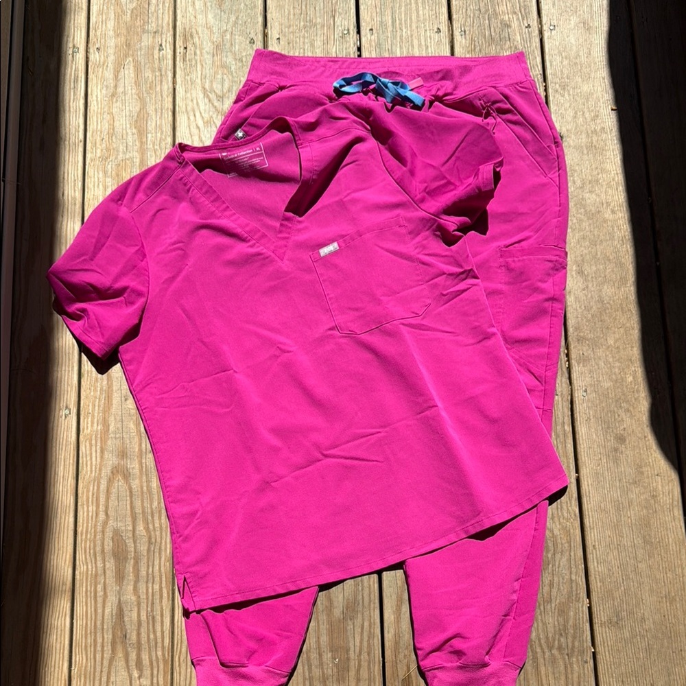 Figs Women's Pink Scrub Set